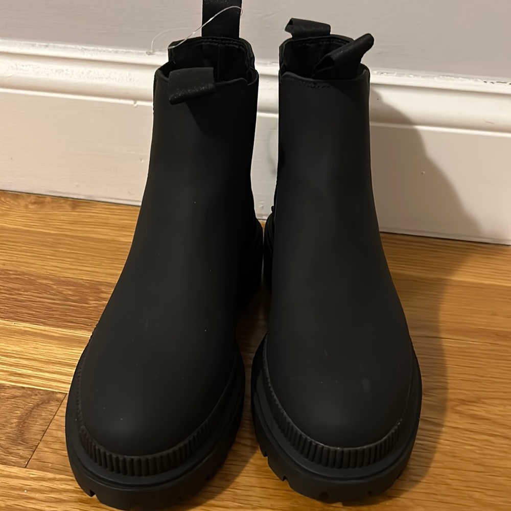 Black H&M Chelsea boots. Brand new, no tags but never worn.Size 37